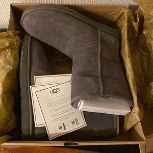 CLASSIC GRAY UGGS SIZED 11